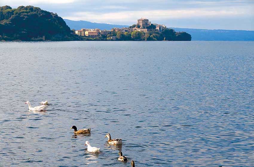 scorcio-lago-con-Capodimonte