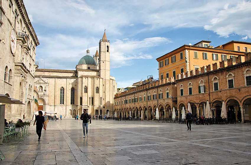 Ascoli-Piceno-Piazza-del-Popolo