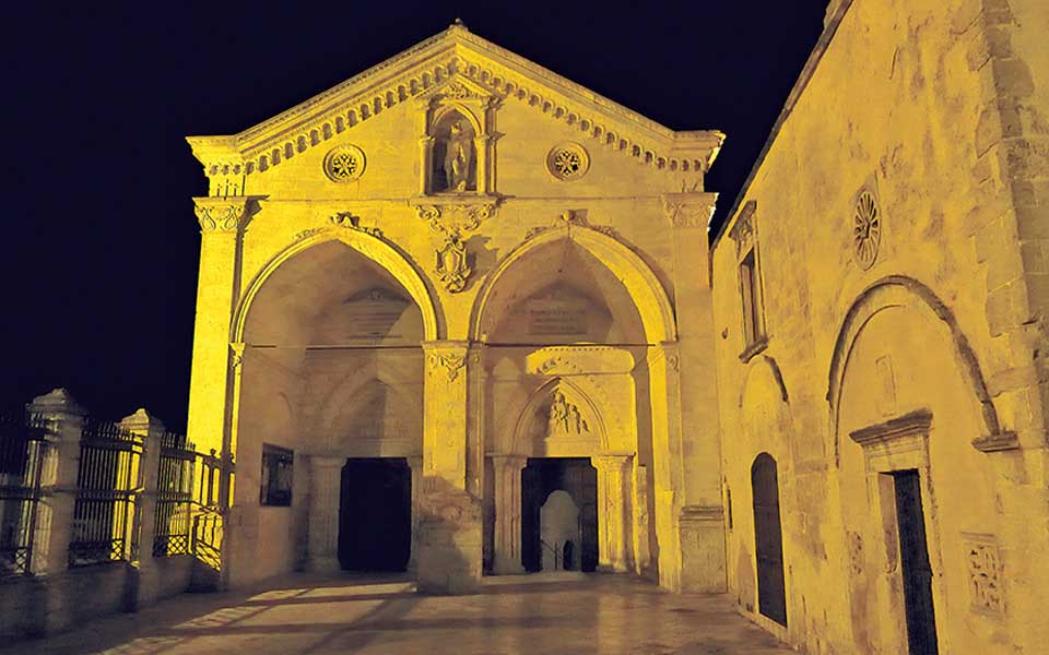 20220127_Monte-SantAngelo_Santuario-di-notte