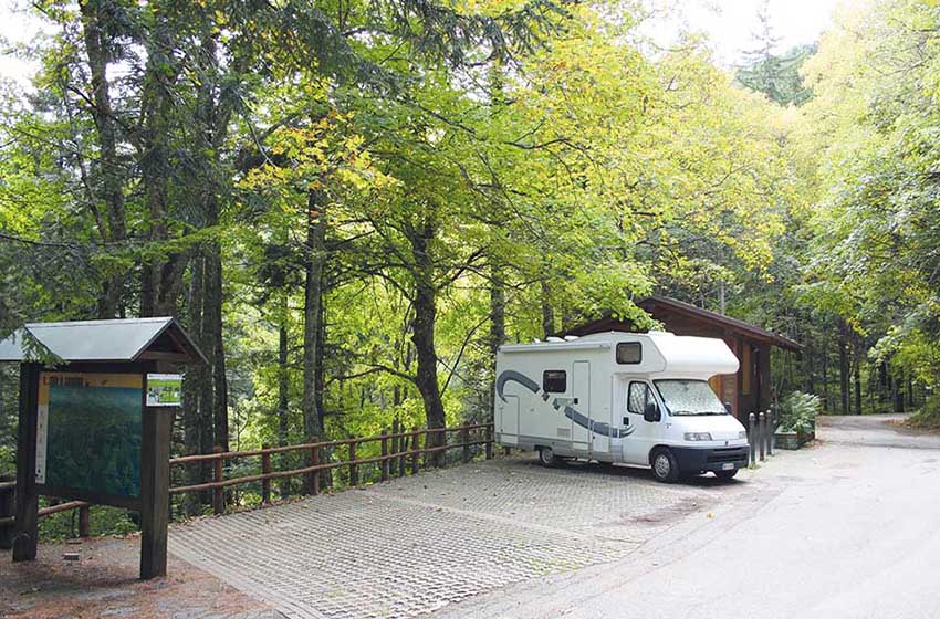 20211129-Emilia-R-Campigna-Area-sosta-per-quattro-camper-con-bagni-pubblici