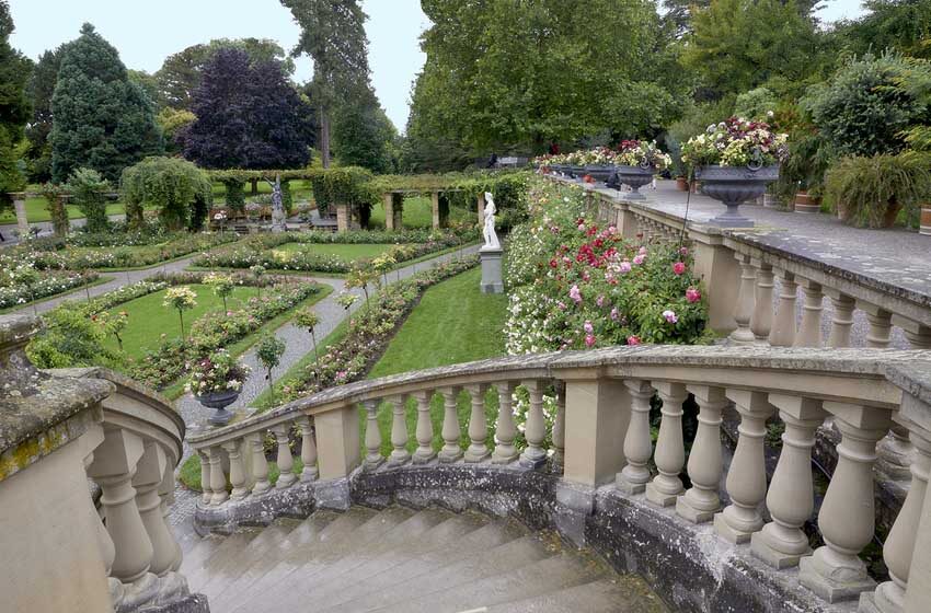 scalinate e giardino del castello di Costanza