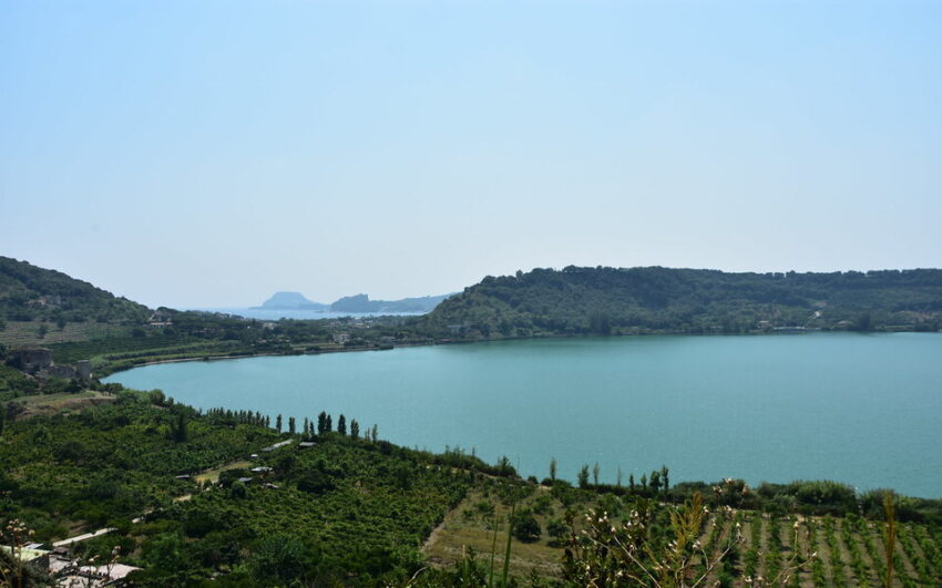 Panorama lago averno e colline