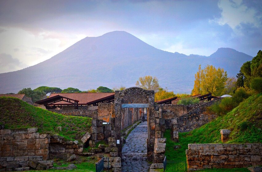 Resti di Pompei con il Vesuvio sullo sfondo