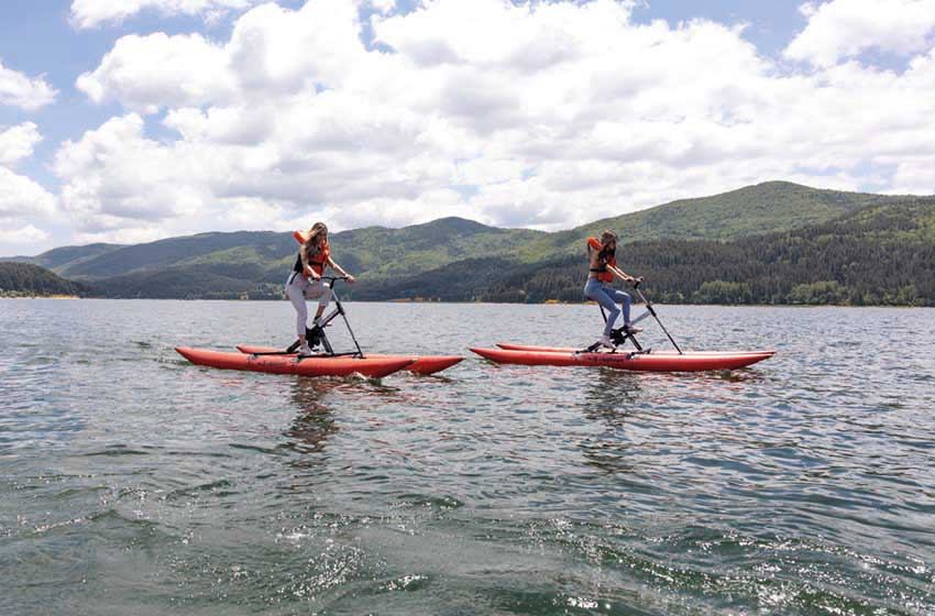 Calabria- Parco Nazionale della Sila-due ragazze pedalano sulle bike boat al Lago Arvo