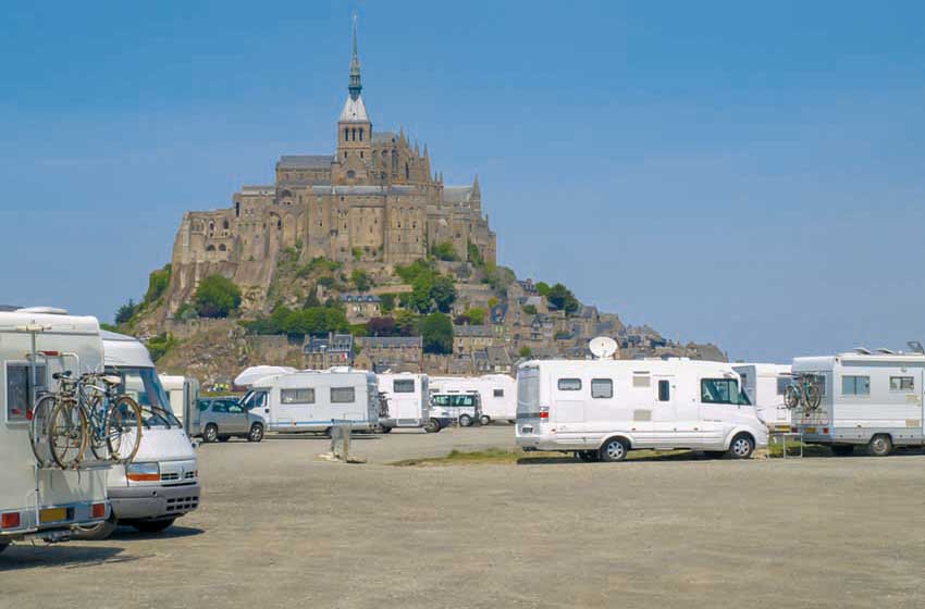 Francia-Normandia-parcheggio con vista su Le Mont Saint Michel.