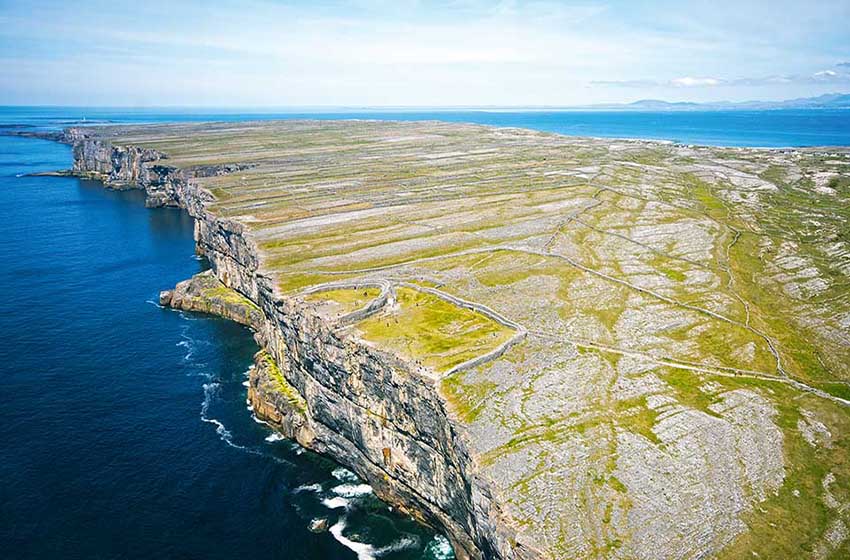 20220128_Aran-Inishmore-Iniz-Mor_ben-visibile-la-fortezza-Dun-Aengus-a-picco-sul-mare