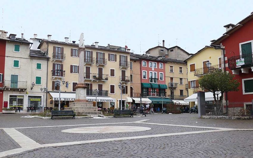 20220331-Itinerari-Veneto-Lessinia-Bosco-Chiesanuova_piazza-centrale