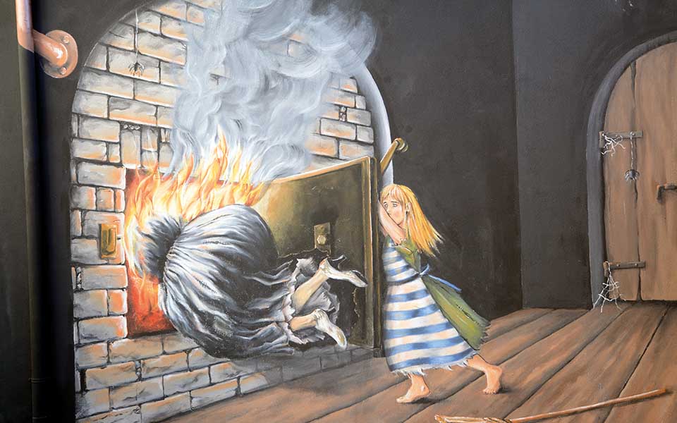 20220331_murale_gretel getta nel fuoco la strega che l'ha imprigionata col fratellino
