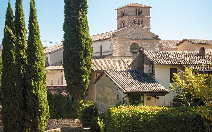 20220404-Itinerari-Lazio-scorcio-borgo-di-Farfa_chiesa-abbaziale-millenaria-e-torre-campanaria