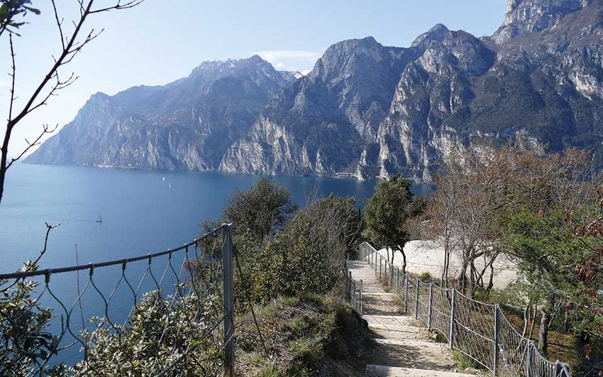 20220404-Itinerari-Trentino-il-tratto-del-Sentiero-della-Pace-che-sale-verso-il-Monte-Brione