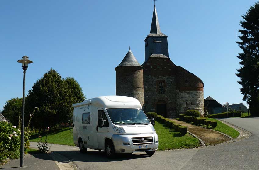 camper con chiesa dietro