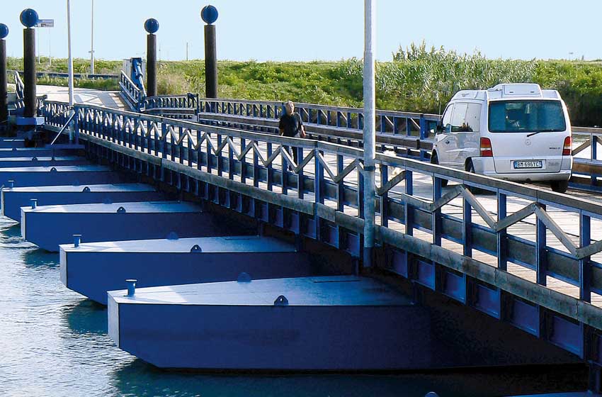 Bicicletta e camper sul Ponte di Barche sul Delta del Po 