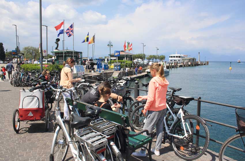 Biciclette appoggiate al Lago di Garda vicino uno dei percorsi in bici