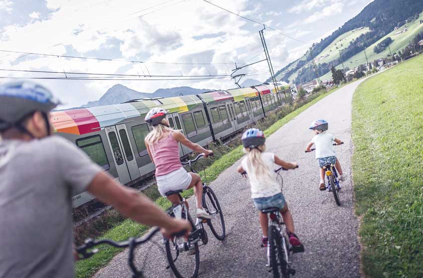 famiglia in bici
