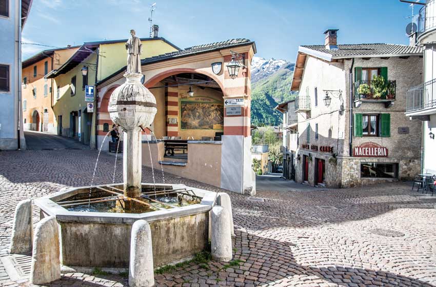 20220510_Entracque_centro-storico_piazza-Giustizia-e-Liberta_chiesa-santAntonio-Martire