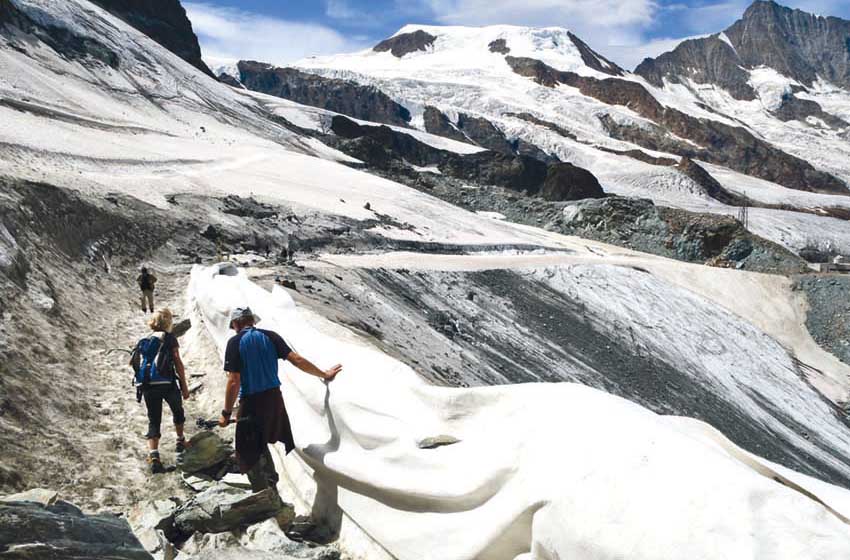 20220511-Svizzera-Vallese-Britannia Hutte-Sentiero scavato nel ghiaccio