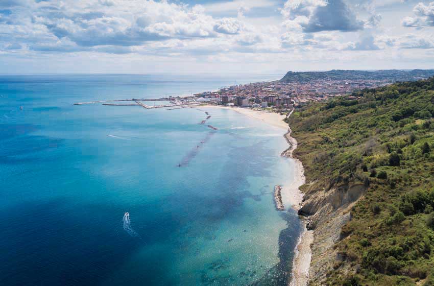 Parco-Naturale-Regionale-del-San-Bartolo_in-lontananza-Pesaro