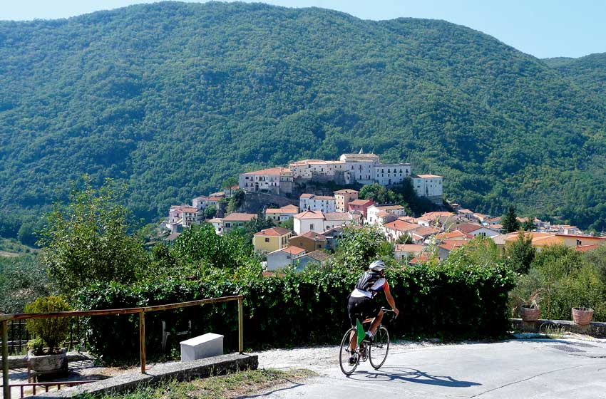 Ciclista su strada panoramica