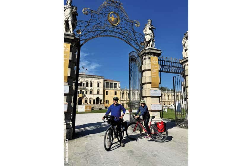 In bici a Villa Contarini di Piazzola sul Brenta, uno dei principali edifici storici del Veneto