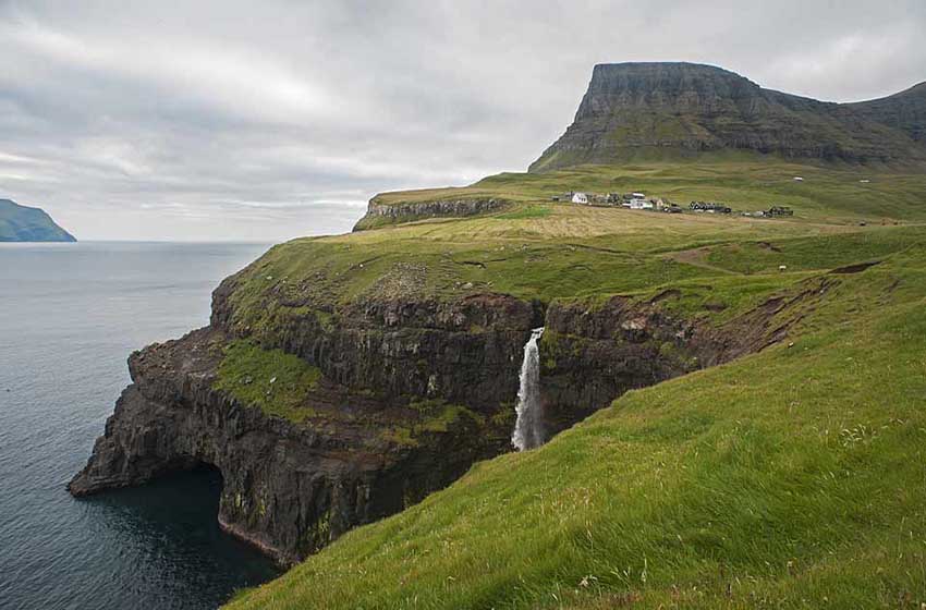 La cascata di GÃ sadalur. In alto il piccolo insediamento abitativo di 10 persone