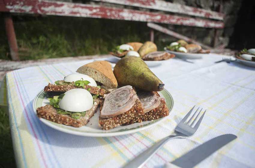 Colazione tipica a base di uova, rollÃ¨ di agnello locale, pere e pane integrale