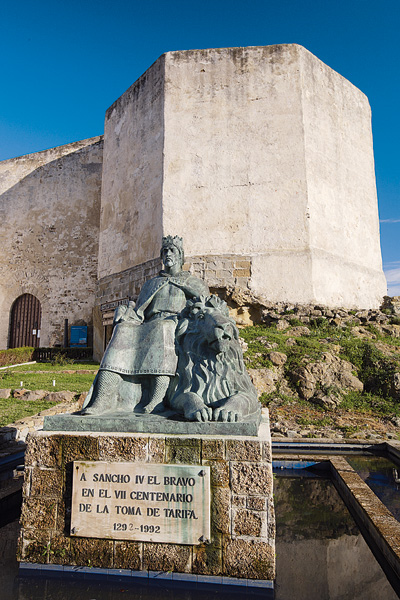 La statua di Sancho IV, uno dei protagonisti della Reconquista, presso il castello di Tarifa