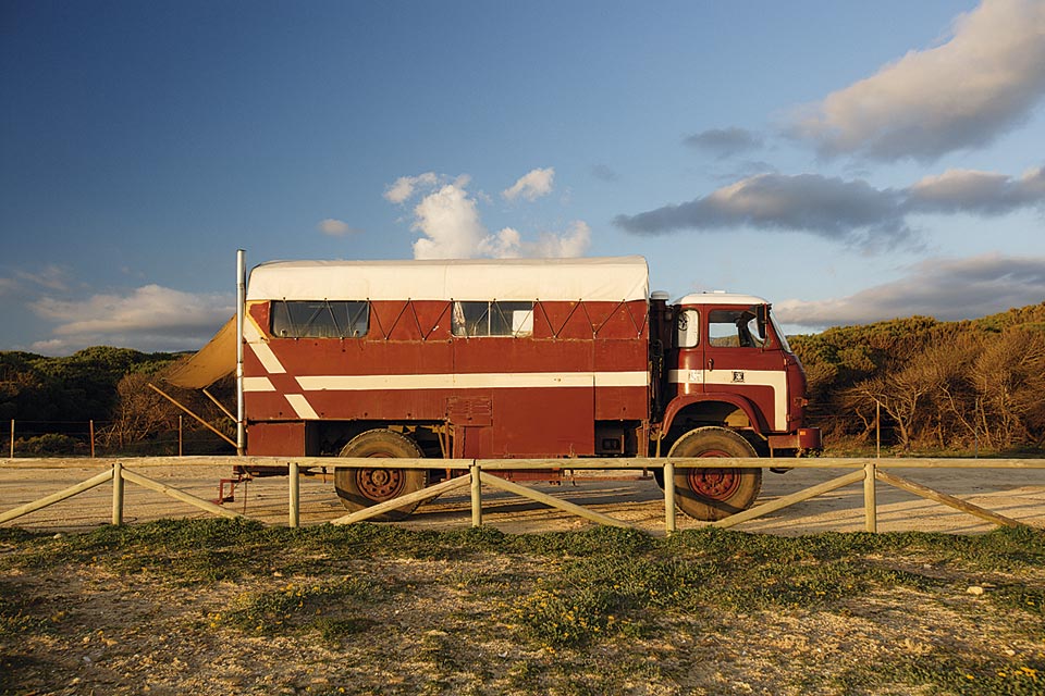 camper autoallestito in sosta lungo il litorale