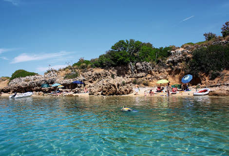 Una spiaggetta fra gli scogli nei pressi di Barbat, raggiungibile via mare