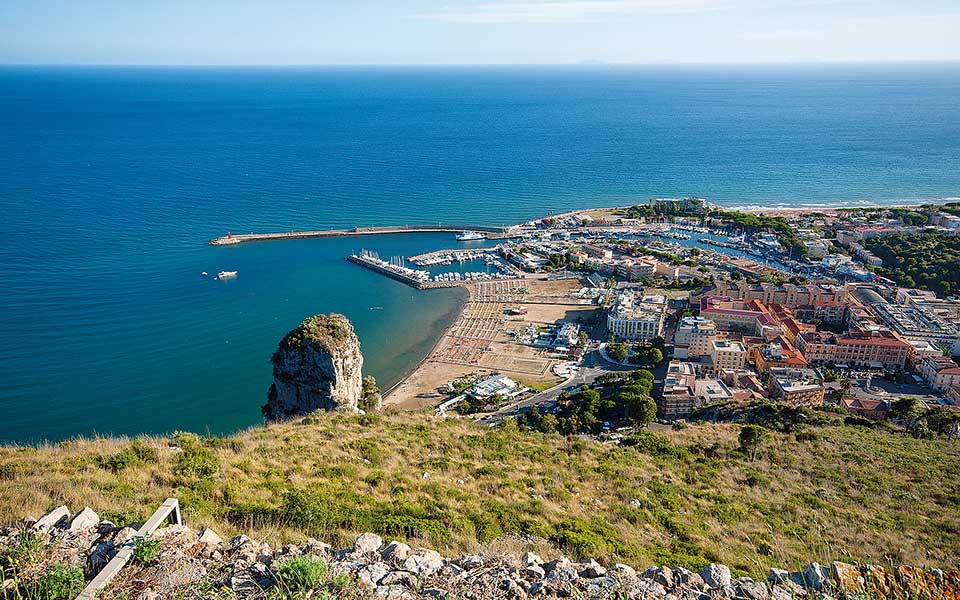 20220202_Terracina_panorama sul porto dal tempio di Giove Anxur_ben visibile la rupe del Pisco Montano