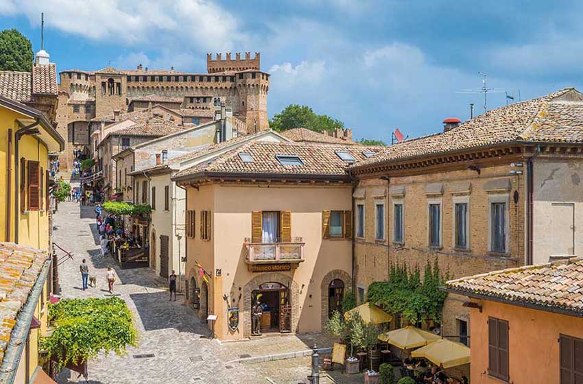 Marche-Gradara-via principale-castello malatestiano