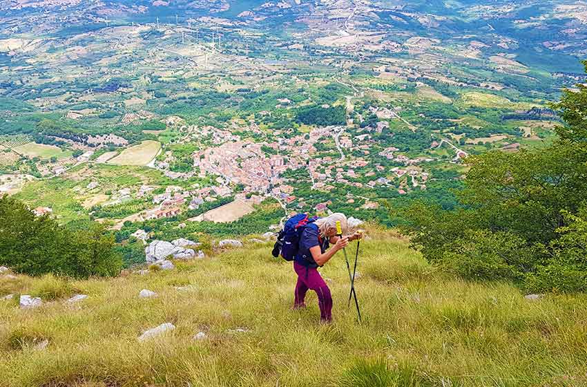 Campania-Cilento-Parco Nazionale del Cilento-escursionista-borgo sullo sfondo-montagna