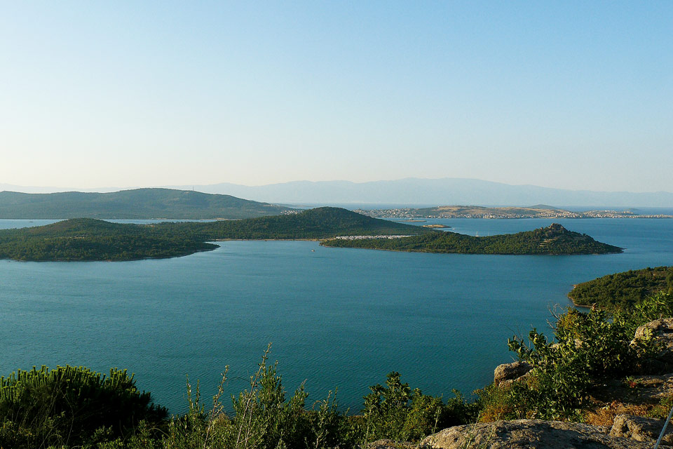 Il piccolo arcipelago di Ayvalik, protetto da un parco, si ammira dal balcone naturale del Seytan Sofrasi