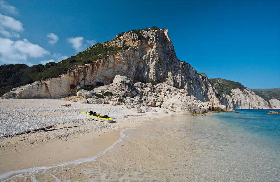 La bianca spiaggia di Fteri, raggiungibile da quella di Myrtos con un’ora di pagaiata