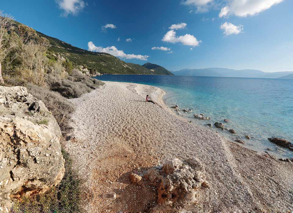 La spiaggia di Aspros Ghialos, sulla costa sudoccidentale, nelle vicinanze di Piso Aetos