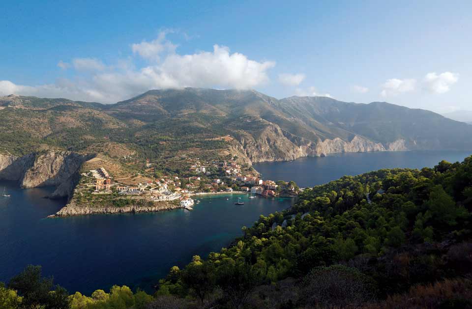 Il villaggio di Assos è adagiato su un istmo che collega la terraferma a un promontorio ricco di grotte