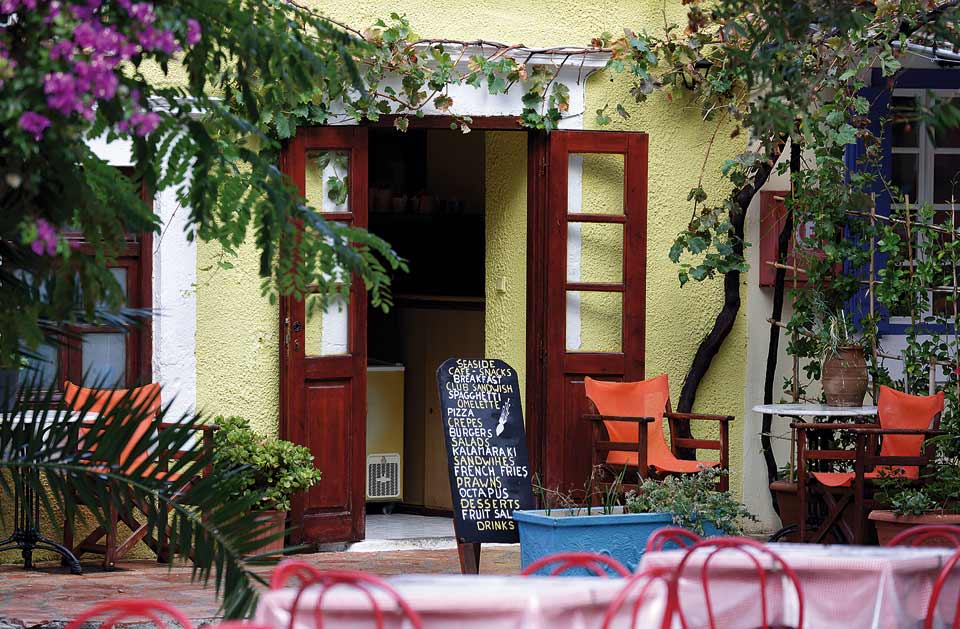 Assos, una caratteristica taberna