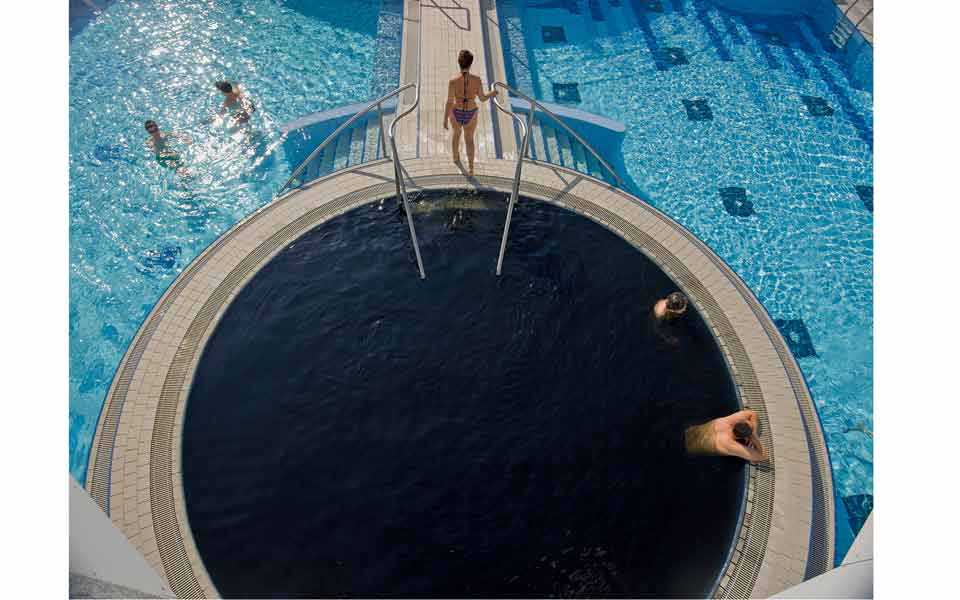 Una piscina d’acqua nera – ricchissima di proprietà benefiche – all’albergo Livada di Moravske Toplice