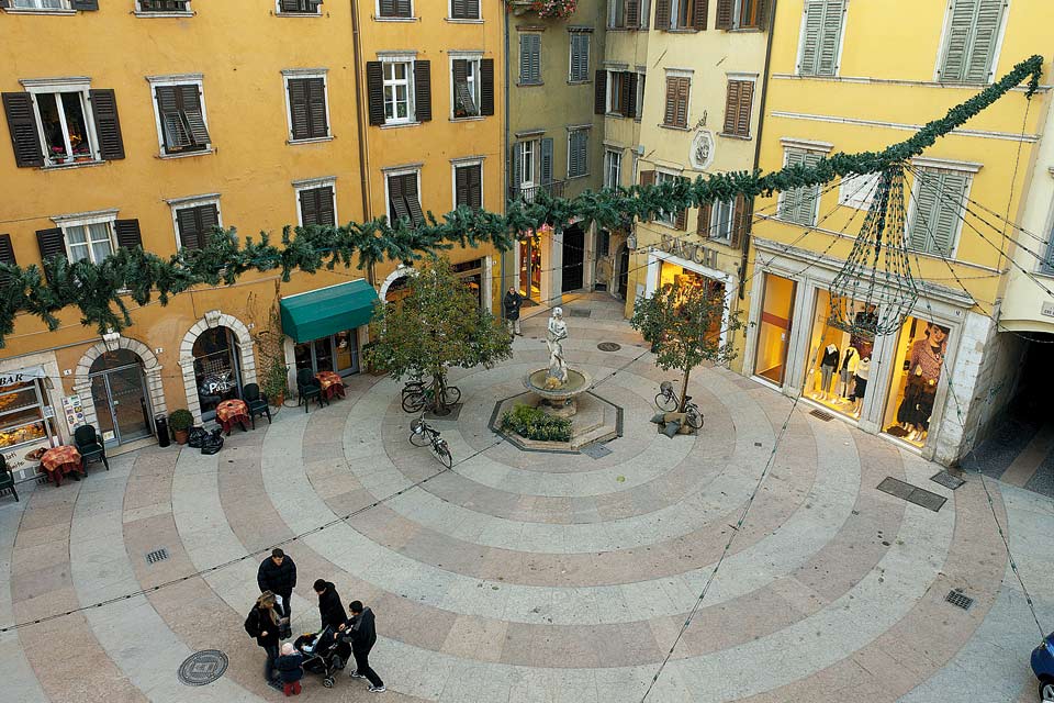 Piazza Pasi, addobbata a festa, con la piccola fontana di Bacco sullo sfondo