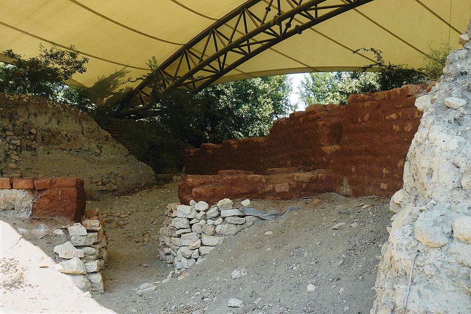 Rovine del palazzo di Troia coperte da una tensostruttura