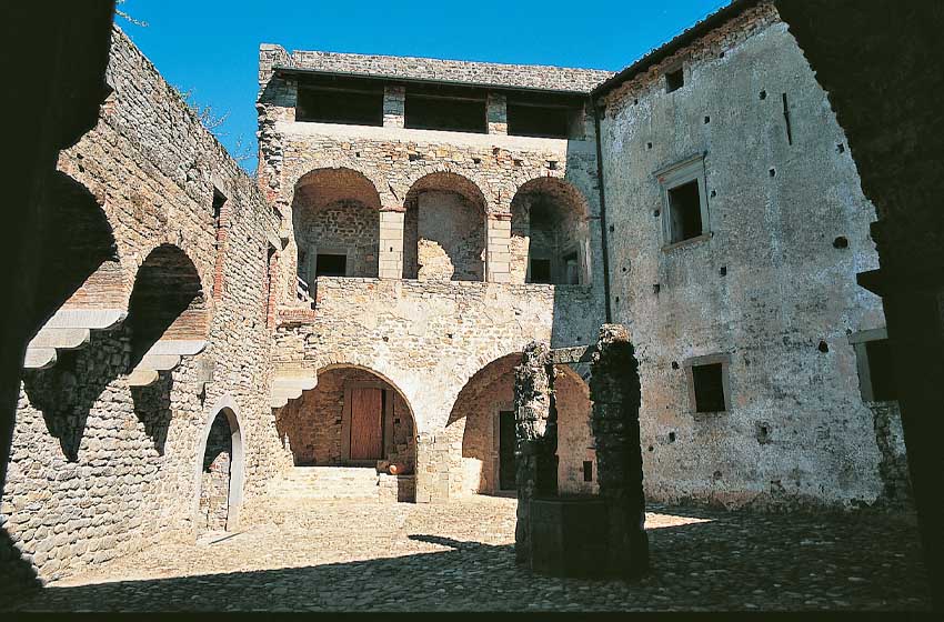 Corte del castello di Lusuol in Lunigiana