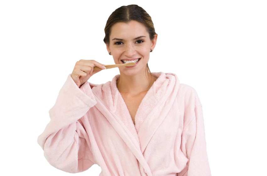 ragazza che spazzola denti