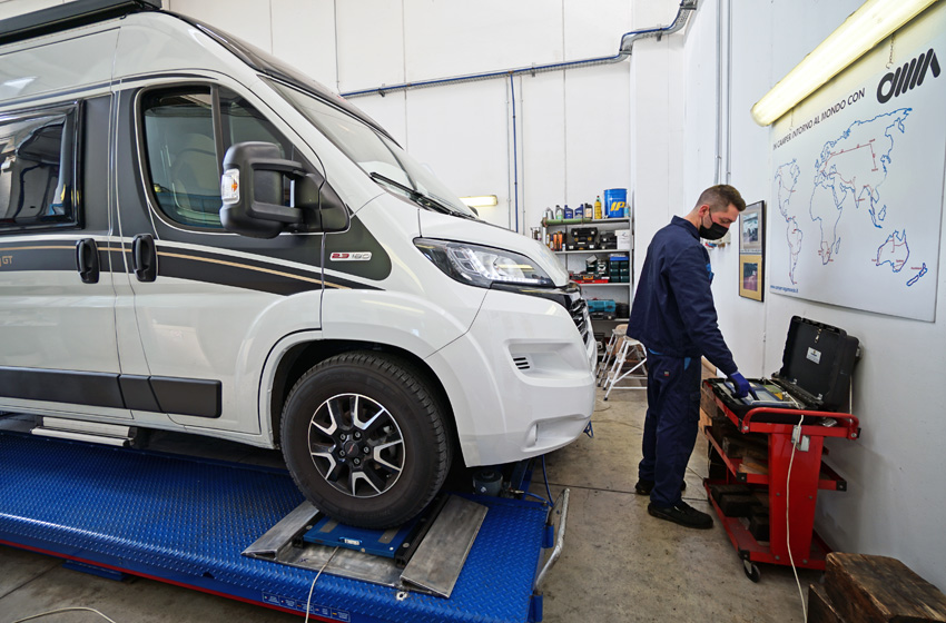 Operai con camper in officina O.M.A.