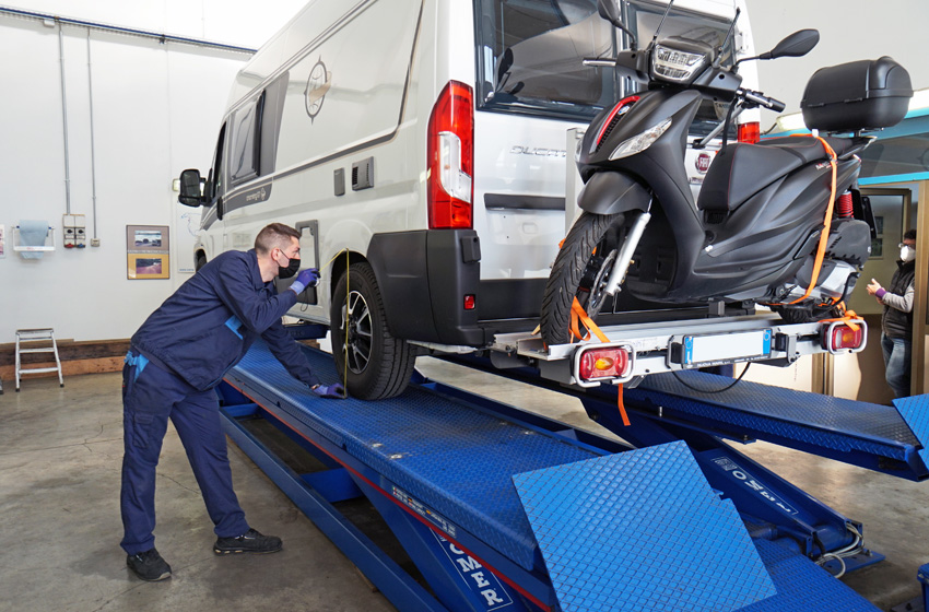 Operai con camper in officina O.M.A.
