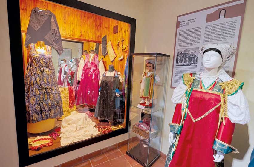 Abiti di donna al Museo Valdese. Guardia Piemontese, Calabria