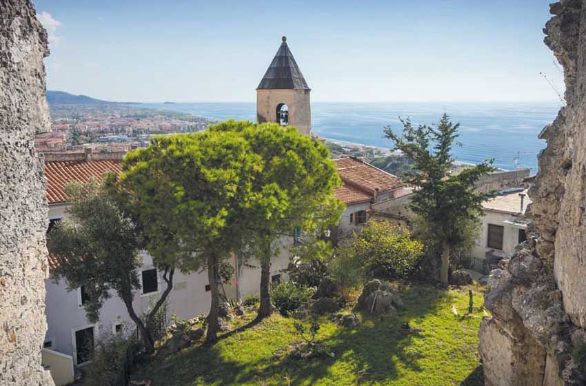 Ruderi al Castello normano di Scalea. Calabria