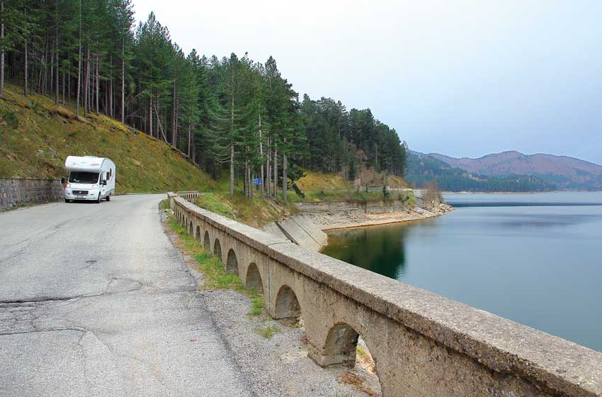 Camper sul lungolago di Ampollino, Calabria