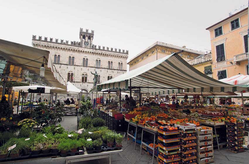 Mercato a piazza Mazzini a Chiavari