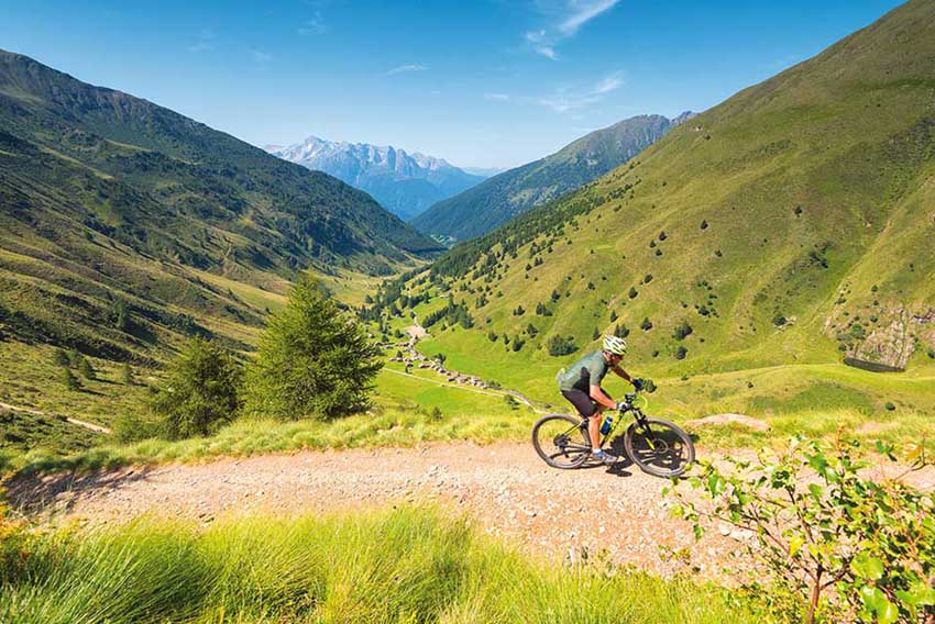 Lombardia-bicicletta in Valle Camonica-montagna-estate