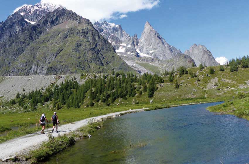 Courmayeur-Escursione verso il Rifugio Elisabetta-lago-escursionisti