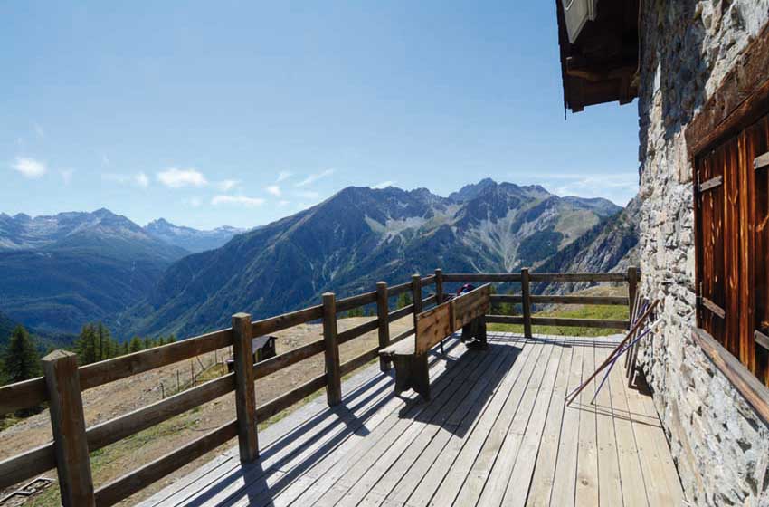 Courmayeur-Panorama dalla terrazza del Rifugio Bertone-montagne